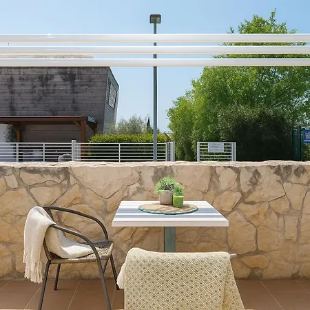 Sunny With Pool Access 公寓 *